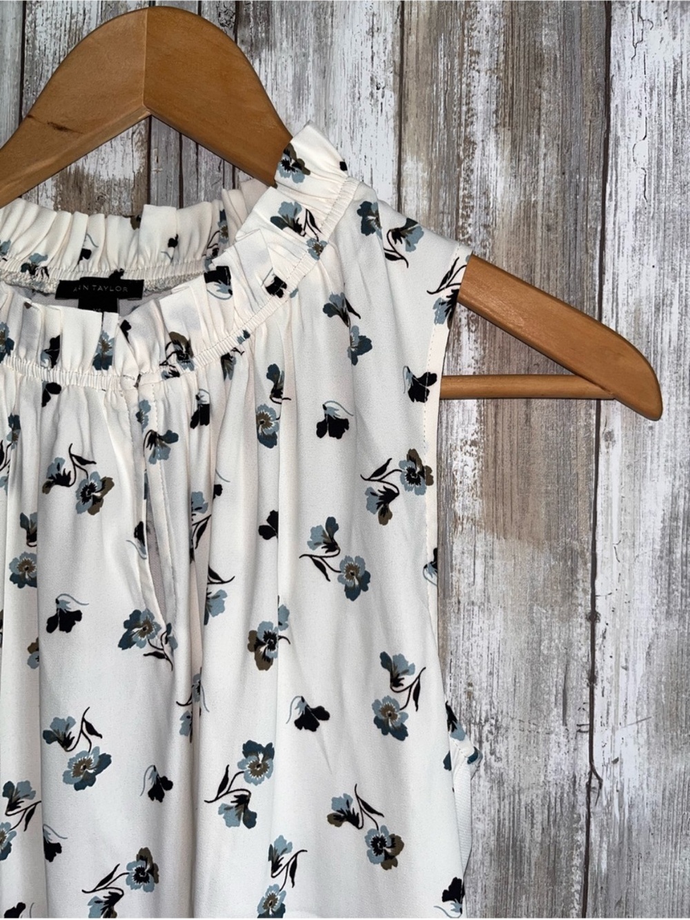 NWT Ann Taylor Floral Ruffle Neck Sleeveless Blouse Cream XS Career Top - Picture 2 of 5